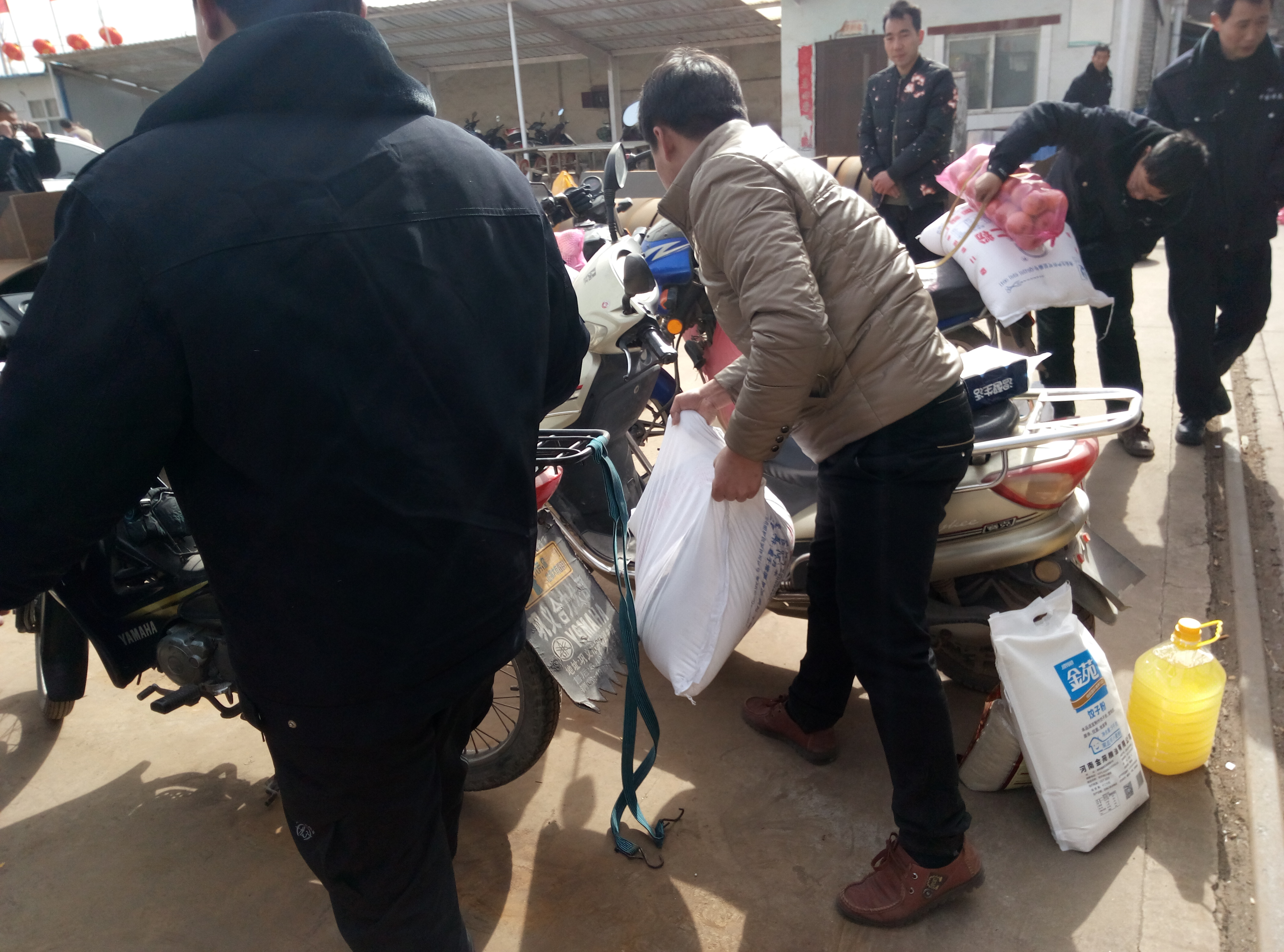 河南鋼模板廠家給員工發(fā)放過(guò)節(jié)福利