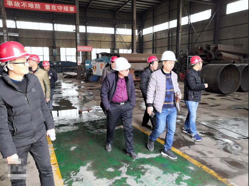 鞏義安檢部門(mén)到偉志模板抽查，董事長(zhǎng)來(lái)保軍陪同檢查