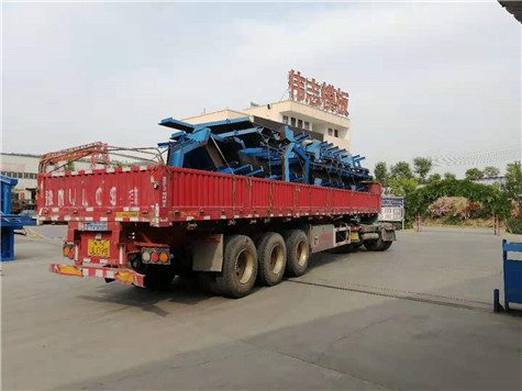 偉志模板廠(chǎng)家生產(chǎn)的30米箱梁鋼模板發(fā)往工地